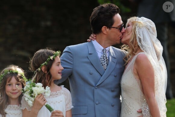 Kate Moss et Jamie Hince lors de leur mariage organisé à l'église de St Peter à Southrop, en Angleterre, le 1er juillet 2016