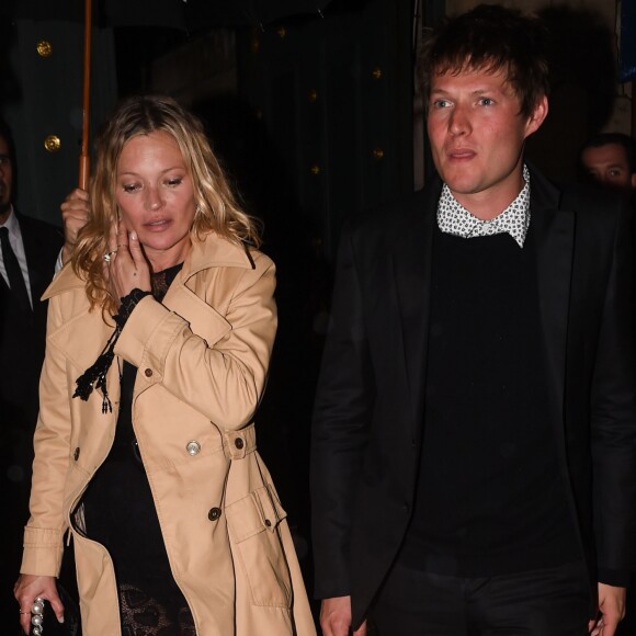 Kate Moss et son nouveau compagnon Nikolai Von Bismarck à Paris le 3 juillet 2016