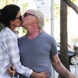 Janice Dickinson embrasse son fiancé Robert Gerner alors qu'ils font du shopping à Beverly Hills, le 13 août 2015.