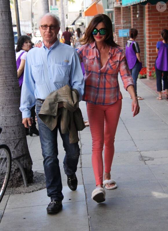 Janice Dickinson se promène avec son mari le Dr. Robert Gerner dans les rues de Beverly Hills, le 13 mars 2015.