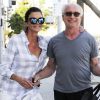Janice Dickinson embrasse son fiancé Robert Gerner alors qu'ils font du shopping à Beverly Hills, le 13 août 2015.