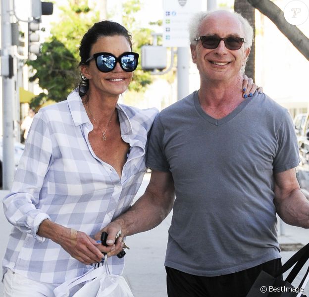 Janice Dickinson embrasse son fiancé Robert Gerner alors qu'ils font du shopping à Beverly Hills, le 13 août 2015.