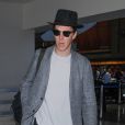 Benedict Cumberbatch arrive à l'aéroport Lax de Los Angeles le 12 aout 2016.