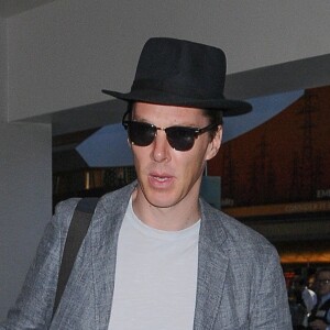 Benedict Cumberbatch arrive à l'aéroport Lax de Los Angeles le 12 aout 2016.
