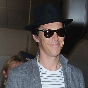 Benedict Cumberbatch arrive à l'aéroport Lax de Los Angeles le 12 aout 2016.