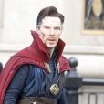 Benedict Cumberbatch lors du tournage d'une scène de "Dr Strange" sur Madison avenue à New York le 3 avril 2016