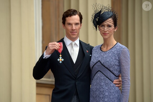 Benedict Cumberbatch, accompagné de sa femme Sophie Hunter, a reçu la médaille de l'Ordre de l'Empire britannique, au palais de Buckingham à Londres. Le 10 novembre 2015