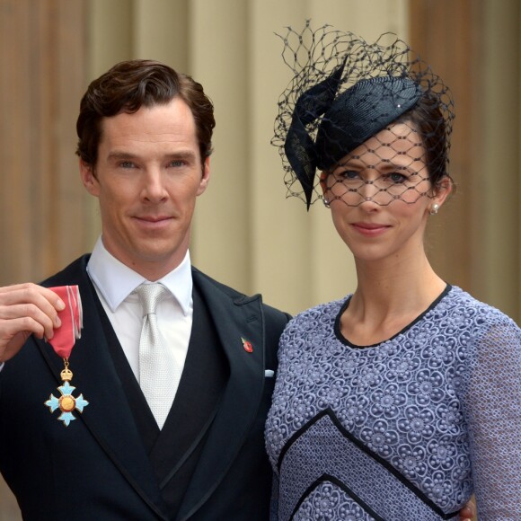 Benedict Cumberbatch, accompagné de sa femme Sophie Hunter, a reçu la médaille de l'Ordre de l'Empire britannique, au palais de Buckingham à Londres. Le 10 novembre 2015