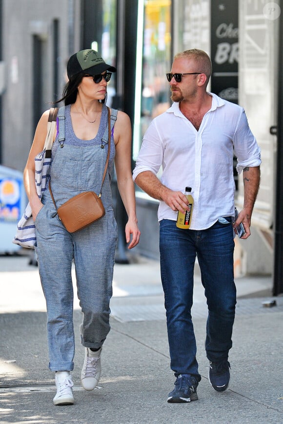 Exclusif - Laura Prepon se promène avec Ben Foster dans le quartier de Soho à New York le 16 juillet 2016.