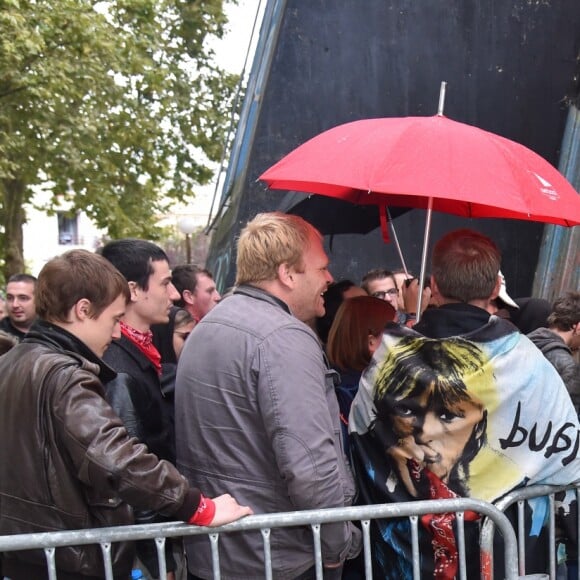 Fans faisant la queue pour la premier concert du chanteur Renaud de sa nouvelle tournée après 10 ans d'absence aux Arènes de l'Agora à Evry, le 1er octobre 2016. © Lionel Urman/Bestimage