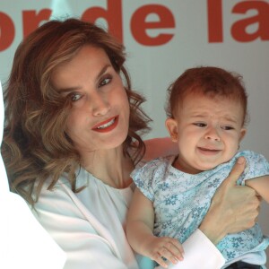 La reine Letizia d'Espagne était mobilisée le 5 octobre 2016 pour la journée de la Croix-Rouge espagnole, au siège de l'organisation à Madrid.