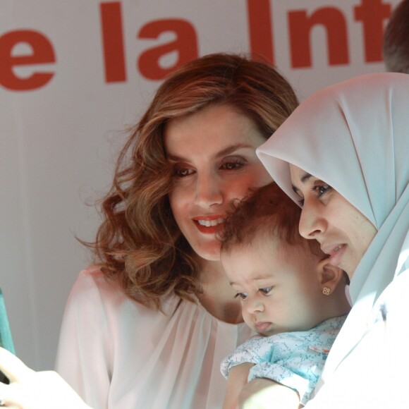 La reine Letizia d'Espagne était mobilisée le 5 octobre 2016 pour la journée de la Croix-Rouge espagnole, au siège de l'organisation à Madrid.