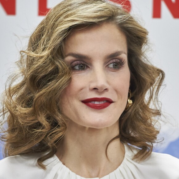 La reine Letizia d'Espagne était mobilisée le 5 octobre 2016 pour la journée de la Croix-Rouge espagnole, au siège de l'organisation à Madrid.