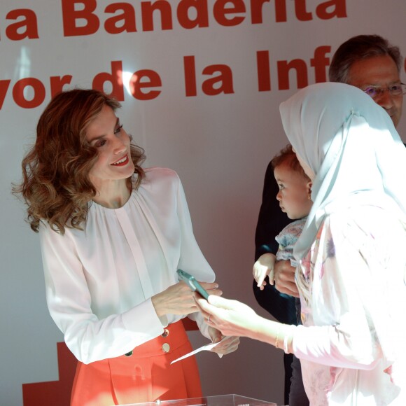La reine Letizia d'Espagne était mobilisée le 5 octobre 2016 pour la journée de la Croix-Rouge espagnole, au siège de l'organisation à Madrid.