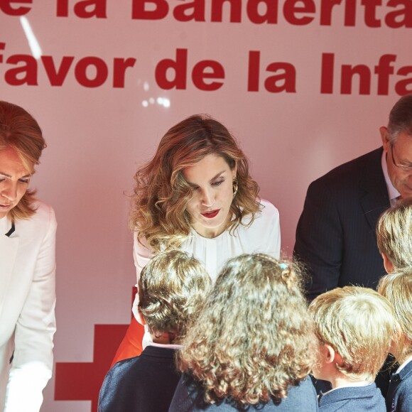 La reine Letizia d'Espagne était mobilisée le 5 octobre 2016 pour la journée de la Croix-Rouge espagnole, au siège de l'organisation à Madrid.