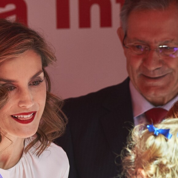 La reine Letizia d'Espagne était mobilisée le 5 octobre 2016 pour la journée de la Croix-Rouge espagnole, au siège de l'organisation à Madrid.