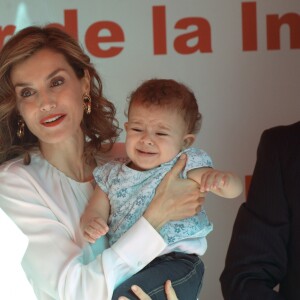 La reine Letizia d'Espagne était mobilisée le 5 octobre 2016 pour la journée de la Croix-Rouge espagnole, au siège de l'organisation à Madrid.