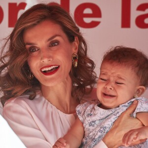 La reine Letizia d'Espagne était mobilisée le 5 octobre 2016 pour la journée de la Croix-Rouge espagnole, au siège de l'organisation à Madrid.