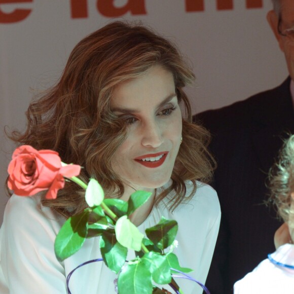 La reine Letizia d'Espagne était mobilisée le 5 octobre 2016 pour la journée de la Croix-Rouge espagnole, au siège de l'organisation à Madrid.