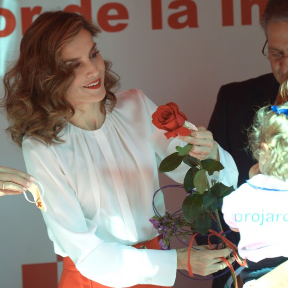 La reine Letizia d'Espagne était mobilisée le 5 octobre 2016 pour la journée de la Croix-Rouge espagnole, au siège de l'organisation à Madrid.