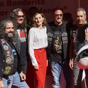 La reine Letizia d'Espagne, entourée d'un groupe de motards pour une photo souvenir cocasse, était mobilisée le 5 octobre 2016 pour la journée de la Croix-Rouge espagnole, au siège de l'organisation à Madrid.