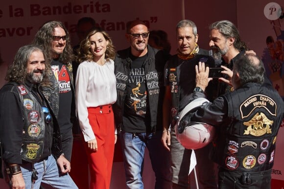 La reine Letizia d'Espagne, entourée d'un groupe de motards pour une photo souvenir cocasse, était mobilisée le 5 octobre 2016 pour la journée de la Croix-Rouge espagnole, au siège de l'organisation à Madrid.