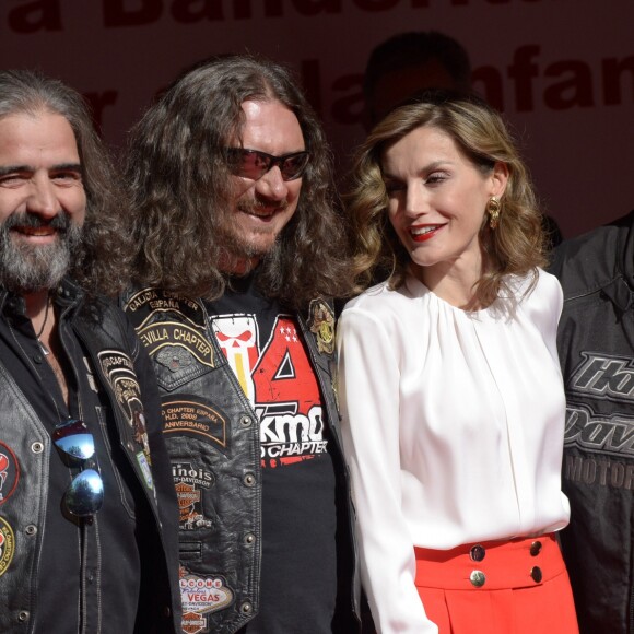 La reine Letizia d'Espagne, entourée d'un groupe de motards pour une photo souvenir cocasse, était mobilisée le 5 octobre 2016 pour la journée de la Croix-Rouge espagnole, au siège de l'organisation à Madrid.