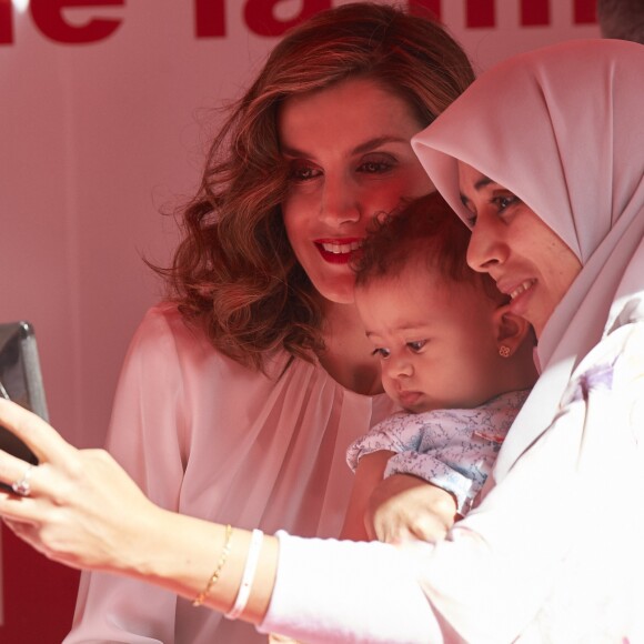 La reine Letizia d'Espagne était mobilisée le 5 octobre 2016 pour la journée de la Croix-Rouge espagnole, au siège de l'organisation à Madrid.