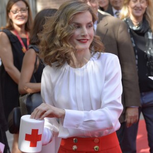 La reine Letizia d'Espagne était mobilisée le 5 octobre 2016 pour la journée de la Croix-Rouge espagnole, au siège de l'organisation à Madrid.