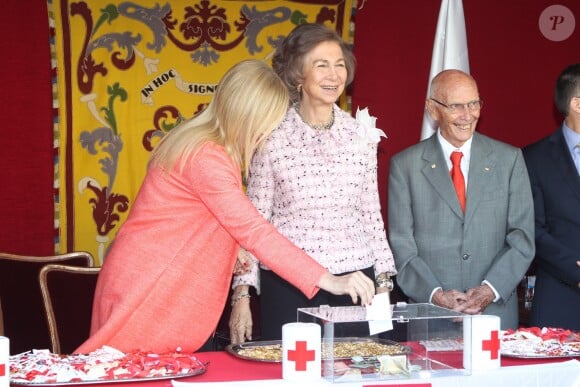 La reine Sofia d'Espagne participe à la journée de la Croix-Rouge espagnole au siège de la Communauté de Madrid, le 5 octobre 2016.