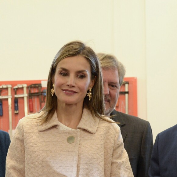 La reine Letizia d'Espagne inaugurait l'année 2016-2017 de formation professionnelle à l'occasion d'une visite à l'institut "San Rosendo" à Mondonedo le 4 octobre 2016.