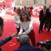 La reine Letizia d'Espagne, qui a récolté des pièces même auprès des journalistes et photographes, lors de la Journée de la Croix-Rouge espagnole au siège de l'organisme à Madrid le 5 octobre 2016.