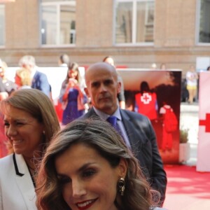 La reine Letizia d'Espagne, qui a récolté des pièces même auprès des journalistes et photographes, lors de la Journée de la Croix-Rouge espagnole au siège de l'organisme à Madrid le 5 octobre 2016.