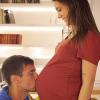 Emanuel Mammana pose avec sa compagne Magui, enceinte de leur premier enfant.