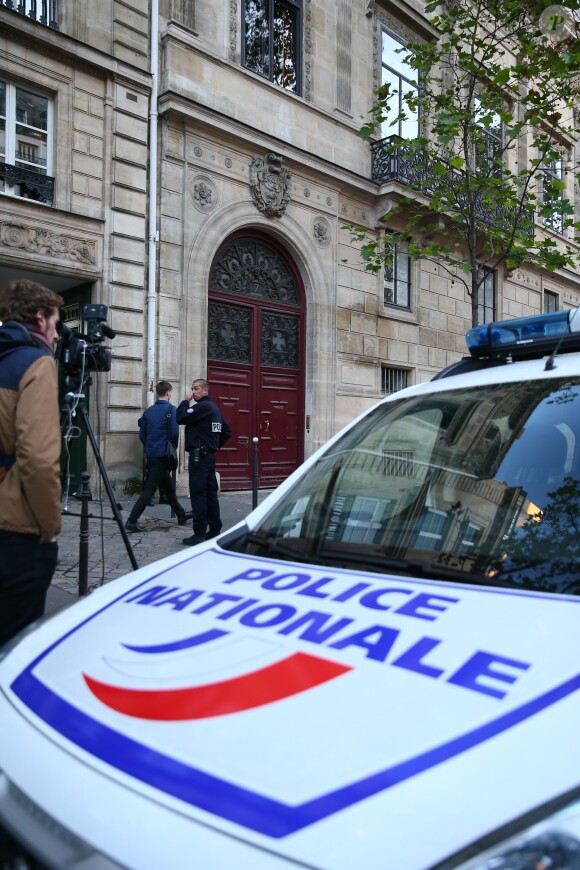 La Police Technique et Scientifique quitte l'hôtel de Pourtalès où Kim Kardashian a été attaquée par des assaillants armés et déguisés en policiers. Paris le 3 octobre 2016.