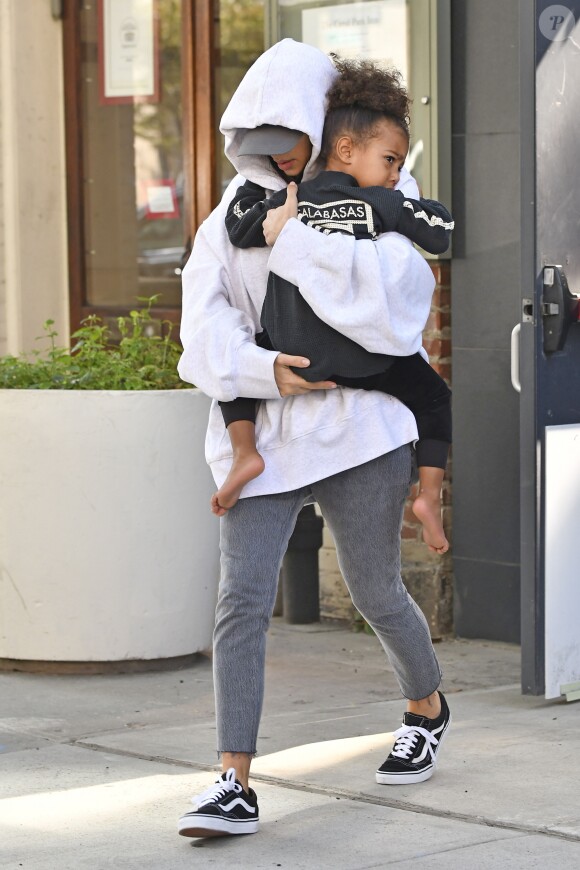 Kim Kardashian et sa fille North à New York, le 6 octobre 2016.