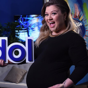 Kelly Clarkson enceinte de son deuxième enfant, sur le tournage d'American Idol.