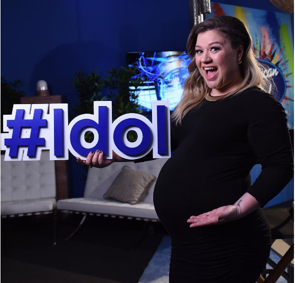Kelly Clarkson enceinte de son deuxième enfant, sur le tournage d'American Idol.