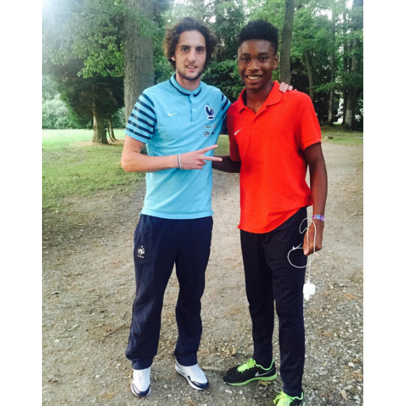 Khephren Thuram pose avec Adrien Rabiot.