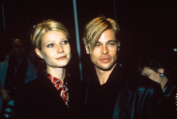 Gwyneth Paltrow et Brad PItt posant ensemble en 1997.