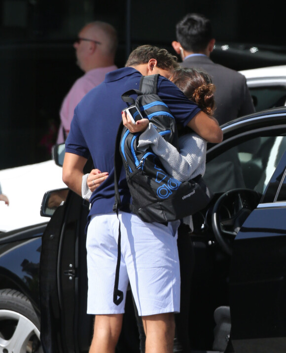 Exclusif - Pepe Barosso Jr embrasse sa petite amie Martina Stoessel dans les rues de Los Angeles, le 6 septembre 2016