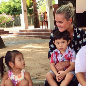 Laeticia Hallyday poursuit son combat humanitaire au Vietnam avec son association "La Bonne étoile", octobre 2016.