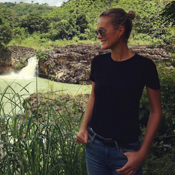 Laeticia Hallyday poursuit son combat humanitaire au Vietnam avec son association "La Bonne étoile", octobre 2016. Ici dans la province de Dak Nong où la première pierre d'une troisième école financée par l'association a été posée la semaine dernière.