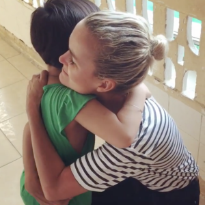 Laeticia Hallyday poursuit son combat humanitaire au Vietnam avec son association "La Bonne étoile", octobre 2016. Capture d'écran d'une vidéo postée sur Instagram.