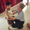 Laeticia Hallyday poursuit son combat humanitaire au Vietnam avec son association "La Bonne étoile", octobre 2016. Retrouvailles avec le petit Lan.