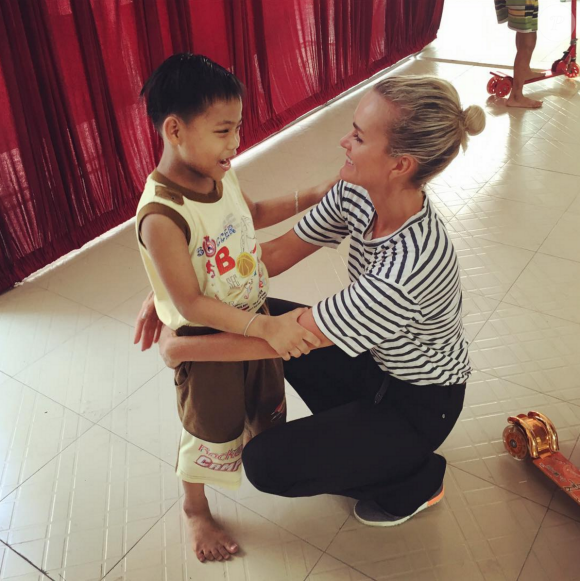 Laeticia Hallyday poursuit son combat humanitaire au Vietnam avec son association "La Bonne étoile", octobre 2016. Retrouvailles avec le petit Lan.
