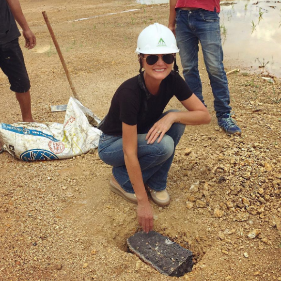 "Première pierre de l'école posée, c'est grâce à votre générosité et votre soutien précieux à tous que nous avons pu concrétiser ce beau projet. Merci de tout coeur", écrit Laeticia Hallyday sur son compte Instagram, le 6 octobre 2016. L'épouse de Johnny est au Vietnam pour son association La Bonne étoile.