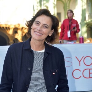 Inès de La Fressange, marraine de l'opération - 2 000 personnes se sont rassemblées pour un cours de yoga géant au Grand Palais à Paris le 9 octobre 2016. Cette opération, "Les yogis du coeur" s'est déroulée au profit de l'association Mécénat Chirurgie Cardiaque. © Giancarlo Gorassini / Bestimage