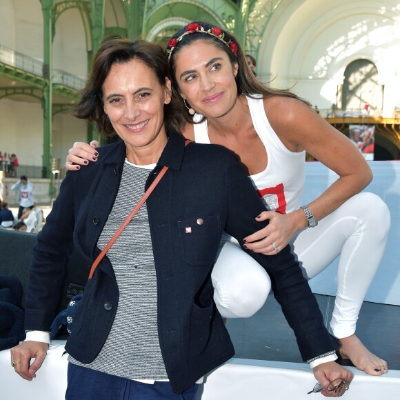 Inès de La Fressange, marraine de l'opération - 2 000 personnes se sont rassemblées pour un cours de yoga géant au Grand Palais à Paris le 9 octobre 2016. Cette opération, "Les yogis du coeur" s'est déroulée au profit de l'association Mécénat Chirurgie Cardiaque. © Giancarlo Gorassini / Bestimage