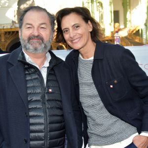 Inès de La Fressange, marraine de l'opération et son compagnon, Denis Olivennes - 2 000 personnes se sont rassemblées pour un cours de yoga géant au Grand Palais à Paris le 9 octobre 2016. Cette opération, "Les yogis du coeur" s'est déroulée au profit de l'association Mécénat Chirurgie Cardiaque. © Giancarlo Gorassini / Bestimage